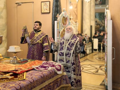 Во второе воскресенье Святой Четыредесятницы митрополит Липецкий и Задонский Арсений совершил Божественную Литургию в Христо-Рождественском кафедральном соборе Липецка