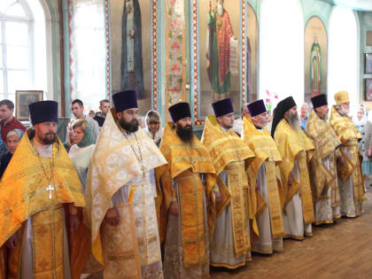 Правящий архиерей совершил Литургию в Успенском храме г. Усмани и посетил восстанавливающийся храм ап. Иоанна Богослова с. Крутчик