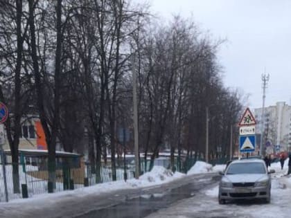 В Липецке канализационные стоки затопили дороги возле школы и детского сада