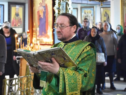 Викарий епархии возглавил торжество малого престольного праздника липецкого храма Покрова Пресвятой Богородицы