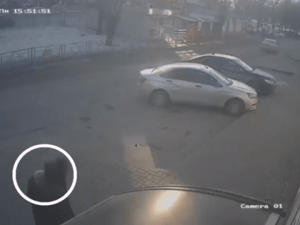 Грабитель вырвал из рук липецкого пенсионера пакет с деньгами и документами