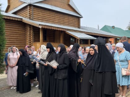 Панихида на могиле затворницы Мелании в Знаменском женском епархиальном монастыре