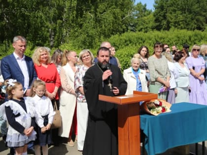 Священнослужители приняли участие в праздничном мероприятии «Последний звонок» в МБОУ СШ №14 г. Липецка