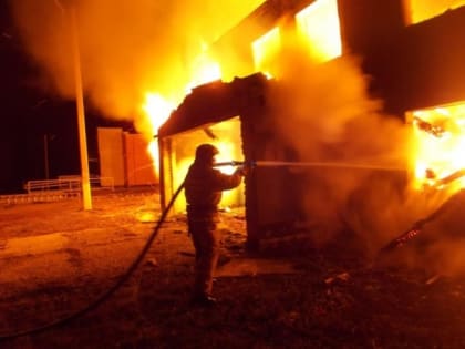 Бесхозное двухэтажное здание горело в Липецкой области