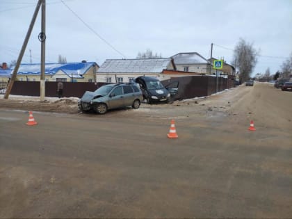 Водитель и пассажир пострадали в ДТП Рено и Лады в поселке под Липецком