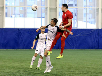 Первый спарринг не комом: волонтёры, тёплый манеж, красивые голы (видео)