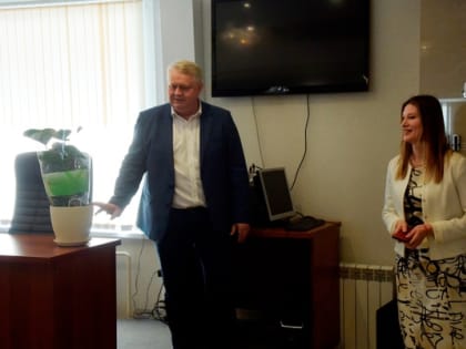 Председатель Правобережного районного суда г. Липецка Парахин С.Е. и коллектив суда поздравили Генову О.В. с назначением на должность заместителя председателя Правобережного районн