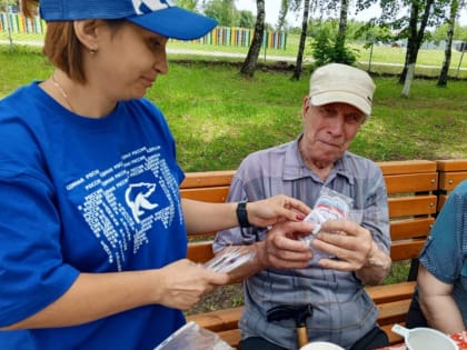 Активисты партии организовали чаепитие по случаю Дня соседей