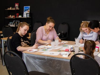 Мастер-класс по росписи магнита прошел в библиотеке