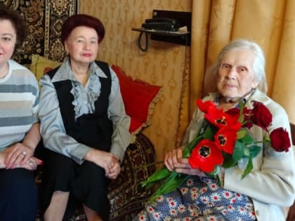 Коллектив ГУЗ «Елецкая ГДБ» поздравил Быкову Клавдию Ивановну с Днем Победы