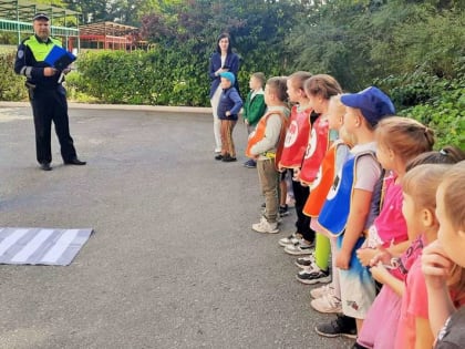 Липецкие автоинспекторы учат малышей основам дорожной грамоты