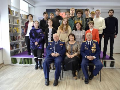 Легендарные летчики побывали в Есенинке