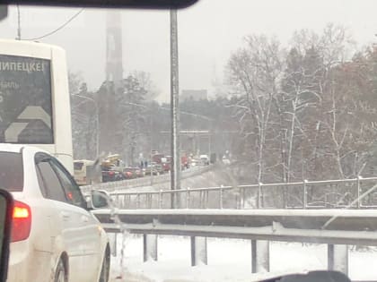 На трассе под Липецком образовалась пробка из-за ДТП с Газелью и Ауди