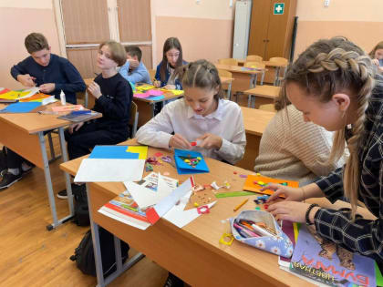 Данковские школьники пишут новогодние открытки солдатам