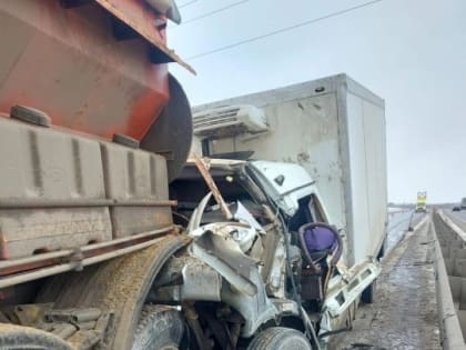 В «КамАЗ» дорожной службы на трассе врезалась «ГАЗель»