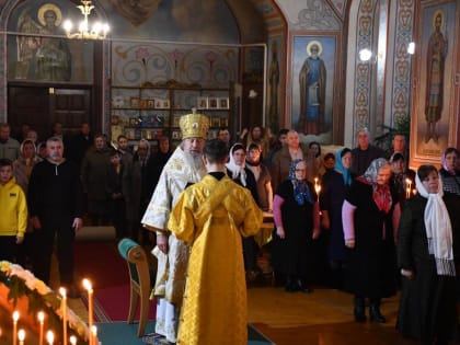 Божественная литургия в Никольском храме села Острый Камень