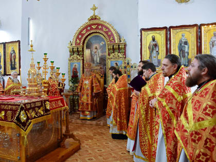 Преосвященнейший Евфимий, епископ Усманский, викарий Липецкой епархии, совершил Божественную литургию и чин пасхального молебного пения с крестным ходом в Богоявленском храме г. Ус