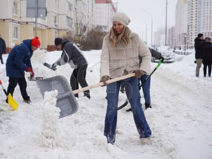 Убираем снег всем городом: студенты, чиновники и добровольцы взялись за лопаты