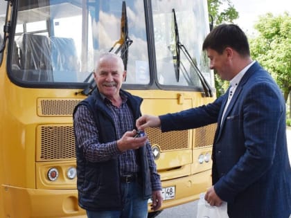 Единороссы передали ключи от нового школьного автобуса