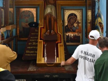 В Кафедральный Собор города Ельца прибыла святыня — копия Годеновского Креста Господня