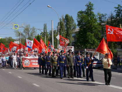 Под красным Знаменем Победы!