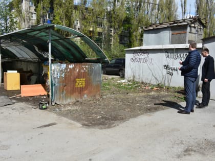 Состояние контейнерных площадок сотрудники департамента развития территории проверяют вместе с представителями ГЖИ