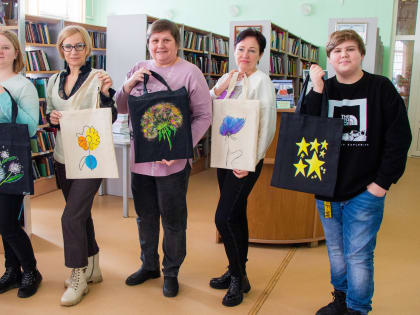 Гости библиотеки учились рисовать акрилом по ткани