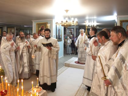 Управляющий епархией совершил Литургию и панихиду в липецком храме Покрова Пресвятой Богородицы