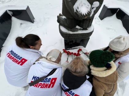 Молодогвардейцы почтили память погибших при обстреле в Донецке