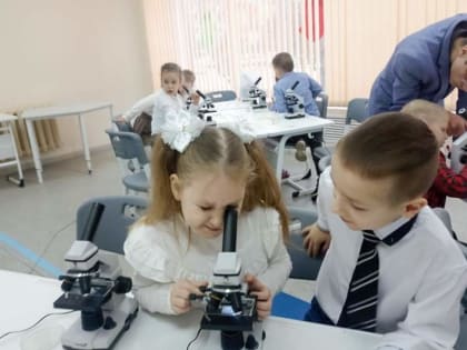 Елецкие дошкольники учатся работать с микроскопом в школьном «Кванториуме»