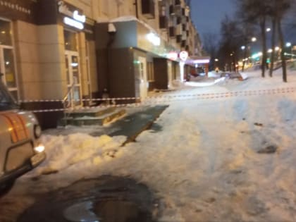 Риск схода снега и льда с крыш зданий возник в Липецке