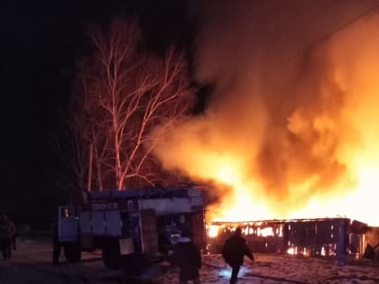 В Липецком селе 3 отделения МЧС тушили горящие дом, гараж с машиной и сарай