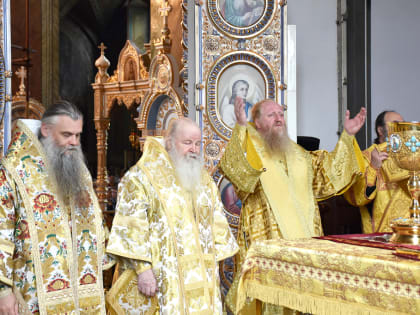 В Неделю 1-ю по Пятидесятнице в Задонском мужском монастыре состоялось архиерейское Богослужение