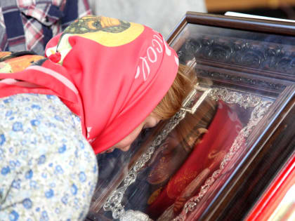 В канун дня памяти святителя Тихона Задонского в Задонском монастыре совершена Малая Вечерня с акафистом перед честными мощами святого