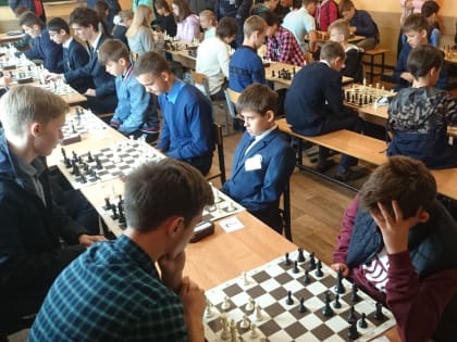 Районная круглогодичная спартакиада  среди школьников началась с соревнований по шахматам.