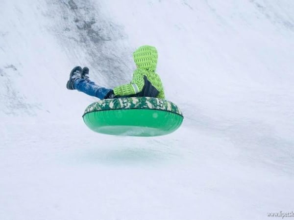 13-летняя девочка получила травму головы после катания на ледяной горке в Липецке