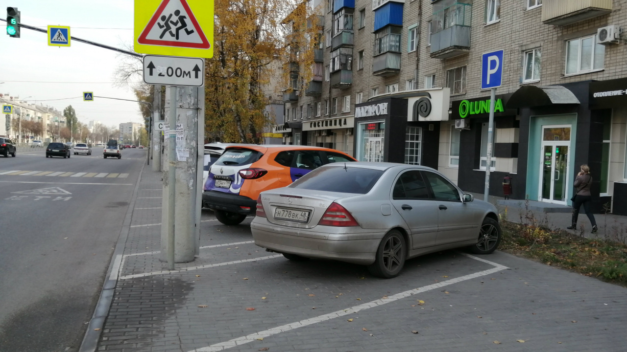 Прямо на тротуаре. Парковка Артамонова. Паркинг Артамонова.