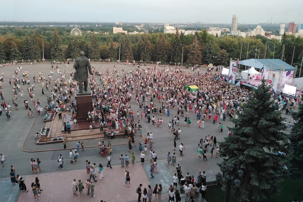 Собранная площадь. Площадь собранная Липецк. Белгород, праздничное представления на площади, концерты. Сходка на Соборной площади в Липецке.