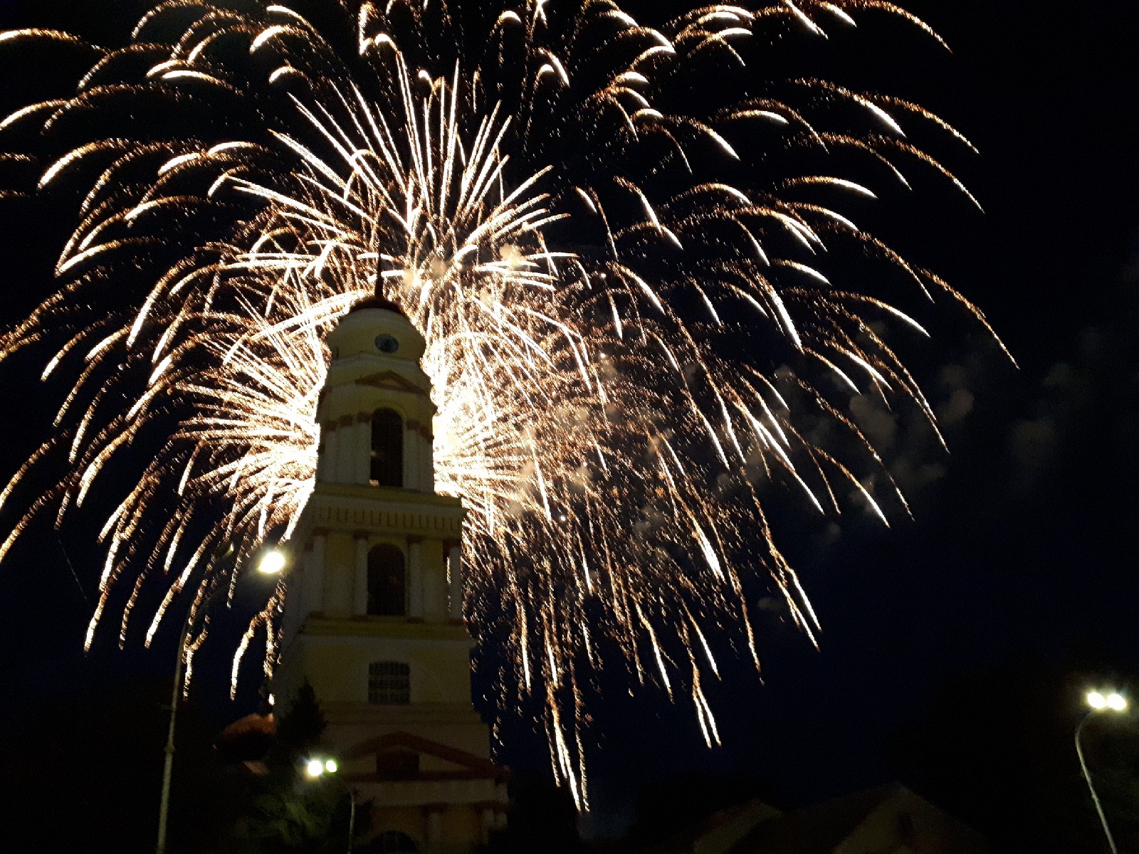 Какой сегодня праздник в липецке. Липецкие зори 2023 Липецк. Липецк салют. Выпускной салют. Выпускники салют.