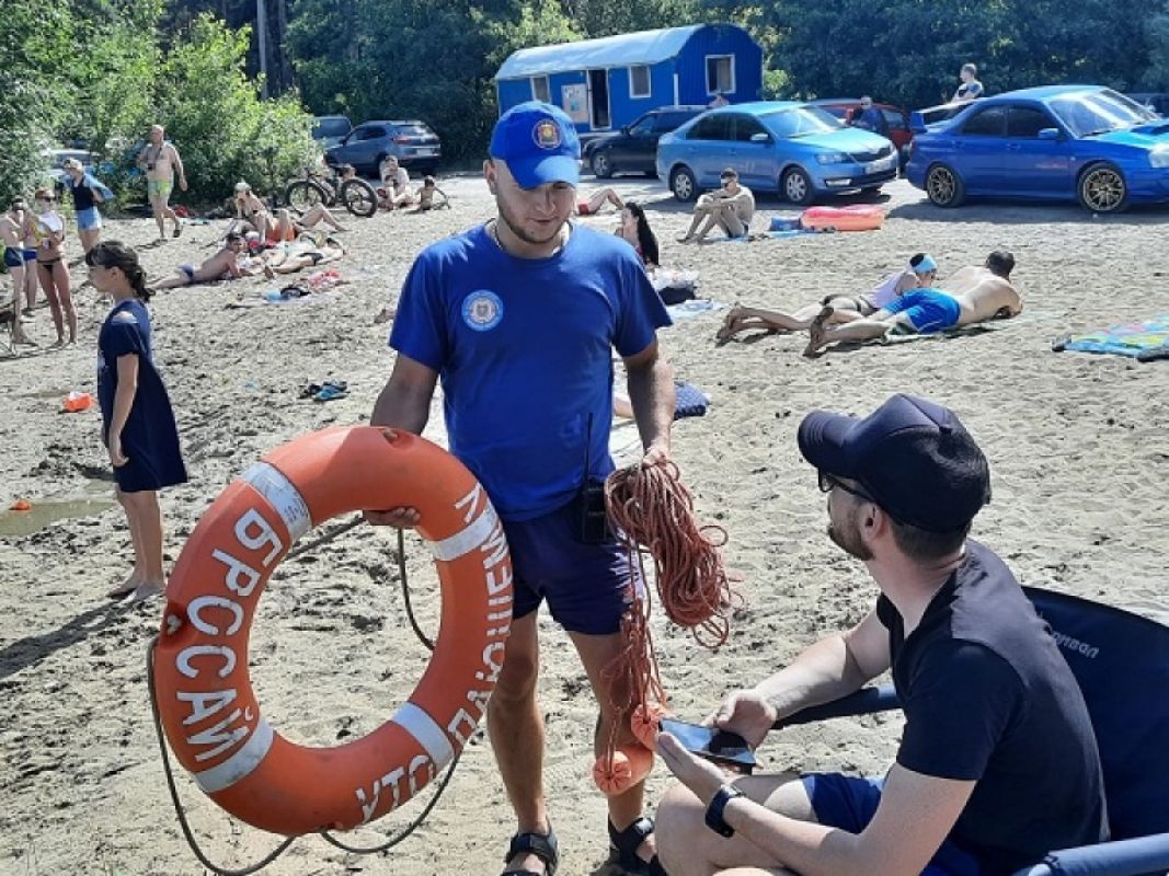 Новости озер. Спасатели на Центральном пляже Липецка. Спасатель на пляже. Силикатные озера в Липецке. Пляж МЧС Липецк.