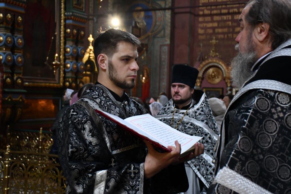 Епископ чин. Владыка Максим Елецкий и Лебедянский. Настоятель Вознесенский Елец Романов. Фото праздничной службы в Елецком соборе. Собор Елец в тумане.