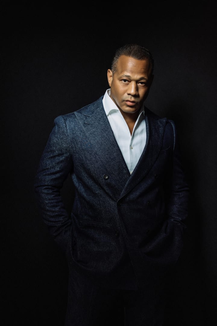 Confident editorial business portrait — refined imagery for entrepreneurs and creative leaders.