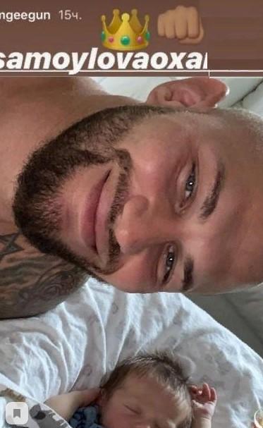 Джиган пригрозил Оксане Самойловой кулаком на фото с сыном