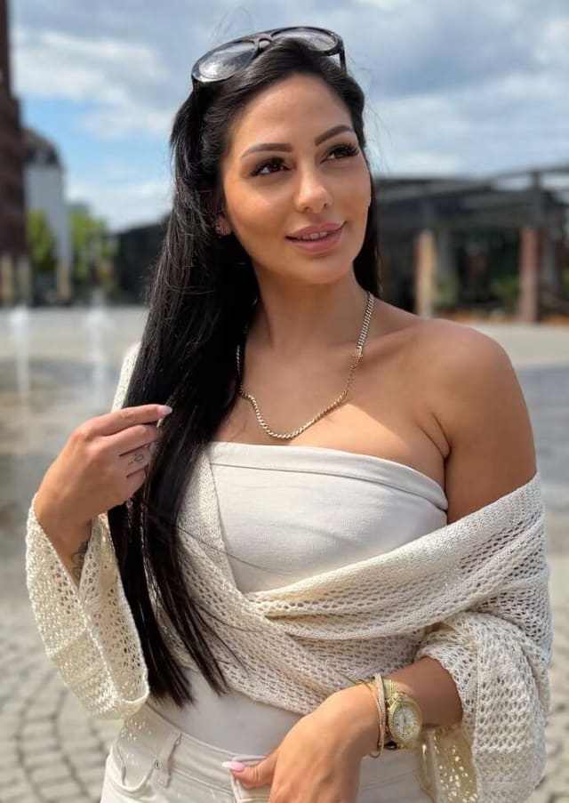 The founder of Simge Beauty Academy