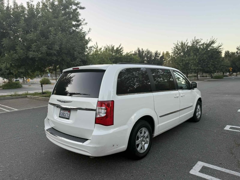 2012 CHRYSLER Town and Country photo 5