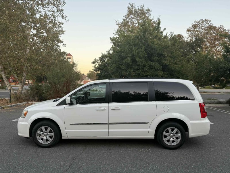 2012 CHRYSLER Town and Country photo 8