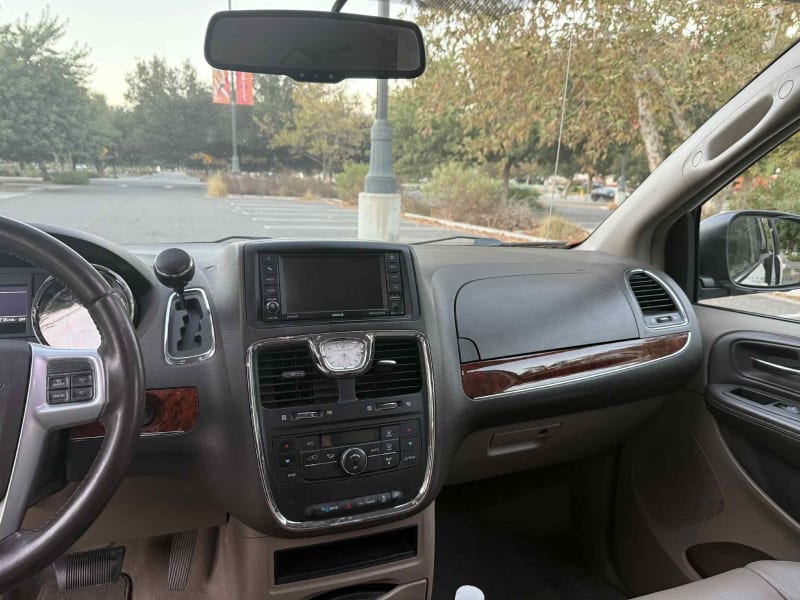 2012 CHRYSLER Town and Country photo 17