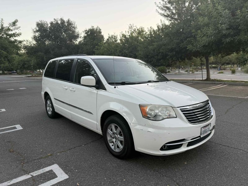 2012 CHRYSLER Town and Country photo 3