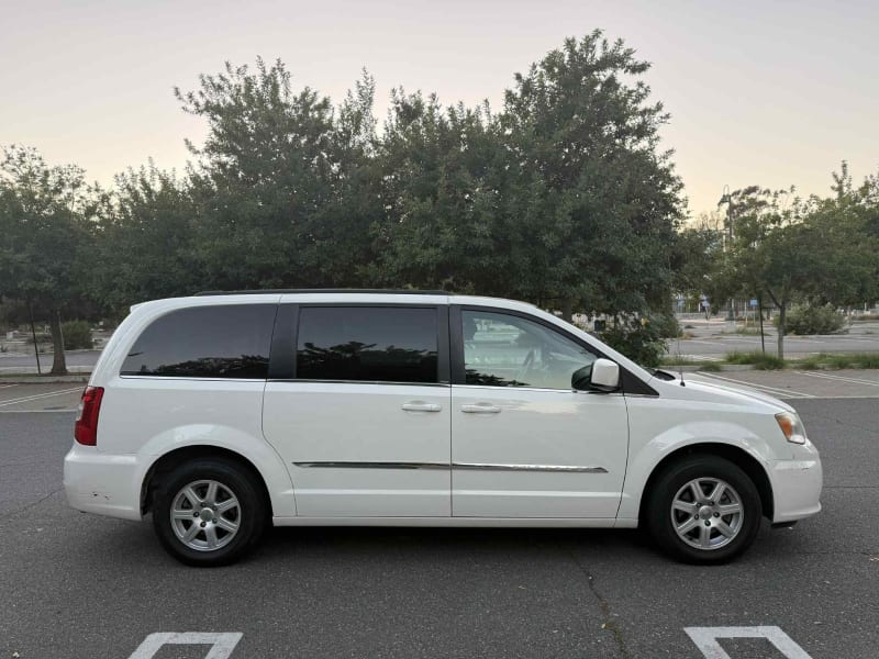 2012 CHRYSLER Town and Country photo 4