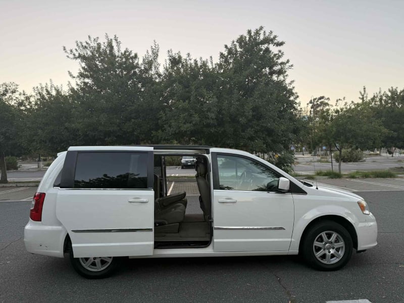 2012 CHRYSLER Town and Country photo 10